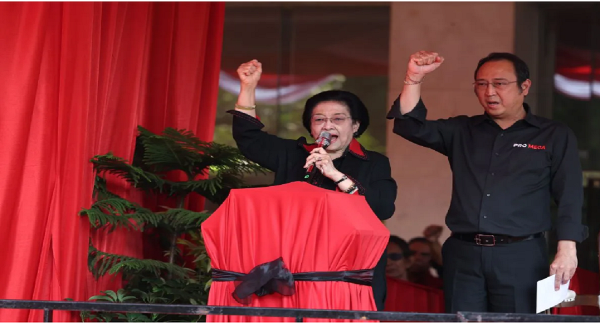 - Ketua Umum DPP PDI Perjuangan (PDIP), Megawati Soekarnoputri, meresmikan Monumen Peristiwa Kudatuli yang berada di halaman Kantor Partai, Jalan Diponegoro Nomor 58, Menteng, Jakarta Pusat, Senin (27/7).