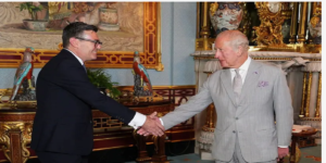 Andy Burnham resmi menjadi Perdana Menteri Inggris yang baru, terhitung mulai Senin (20/7) setelah sebelumnya Keir Starmer secara resmi mengundurkan diri dari jabatan tersebut.