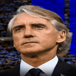 Teka-teki mengenai siapa yang menduduki kursi pelatih kepala Timnas Italia akhinya terjawab. Usai dibahas melalui rapat, pada Selasa (28/7/2026), Federasi Sepak Bola Italia (FIGC) secara resmi mengumumkan Roberto Mancini sebagai pelatih Gli Azzurri dengan kontrak jangka panjang hingga Piala Dunia 2030.
