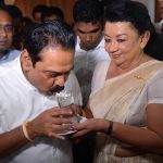 mantan-presiden-sri-lanka-mahinda-rajapaksa-dan-istrinya-sriranthi-rajapaksa-1791363168594_169(1)